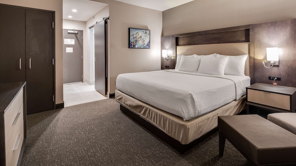 Best Western Plus Executive Residency Rigby's Water World Hotel 6/44