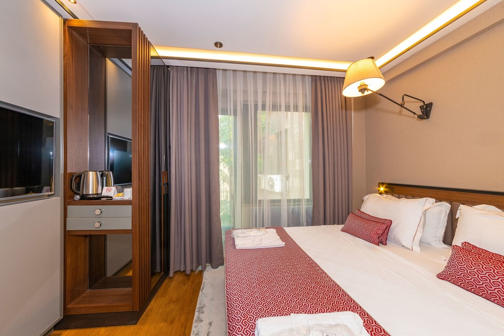 DELUXE, DOUBLE OR TWIN BED