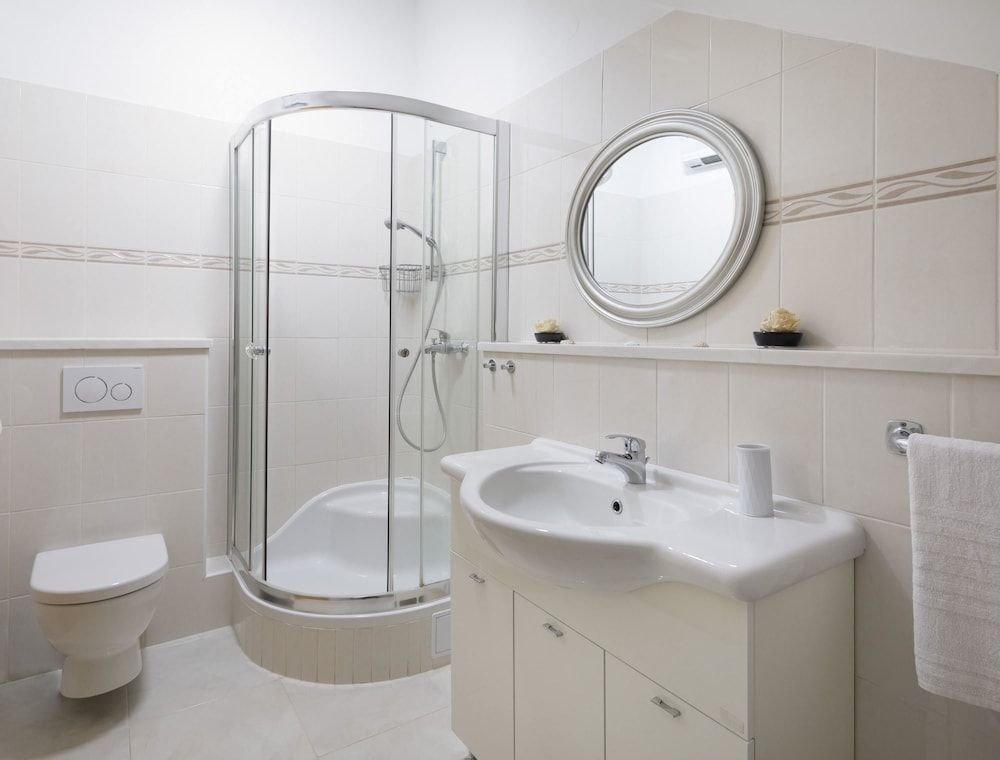 Split Center Suites 60/66