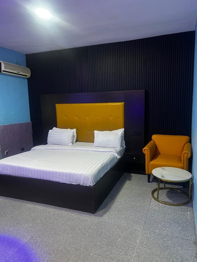 Paris Suites 23/64