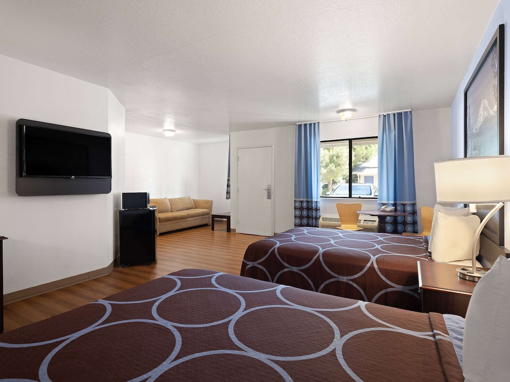 Super 8 by Wyndham Dunnigan 32/60