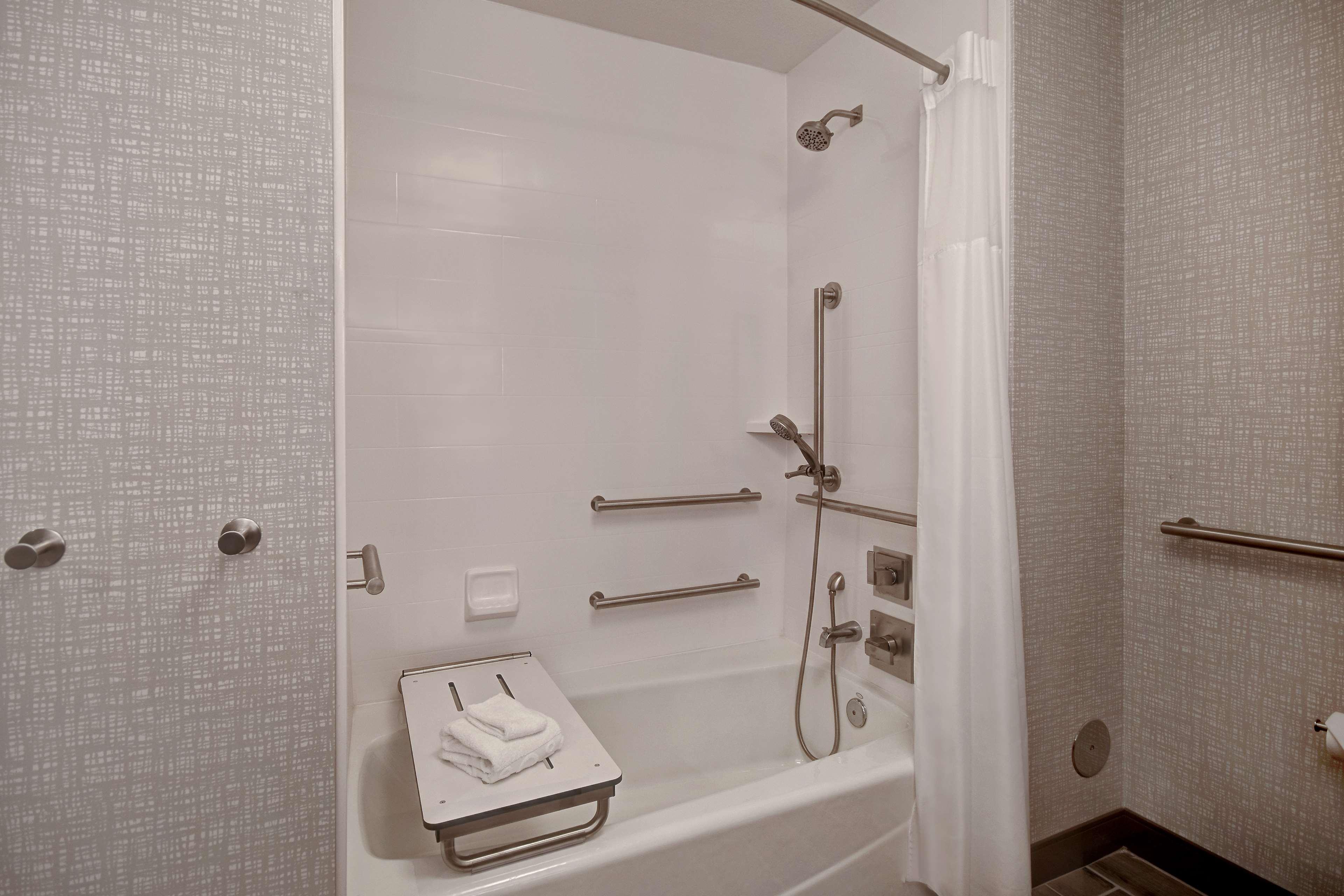 FITNESS, QUEEN BED, ACCESSIBLE