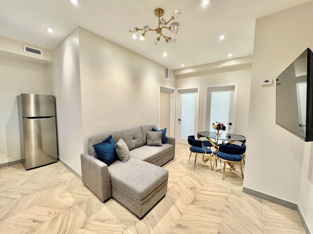 Toronto Rooms And Suites 25/49