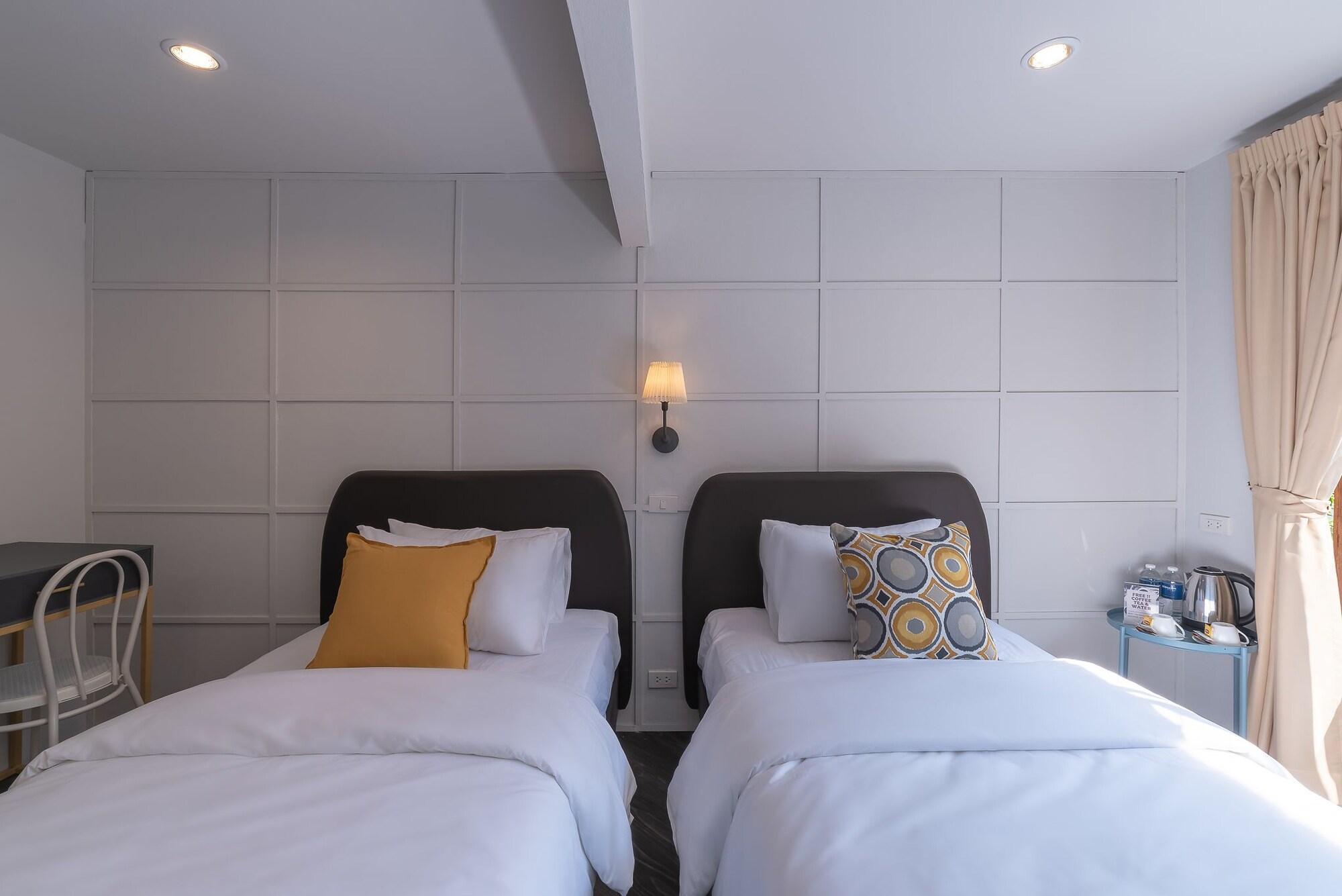ROOM, TWIN BEDS