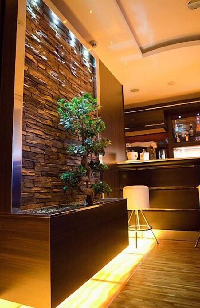 Vogue Hotel 5/50
