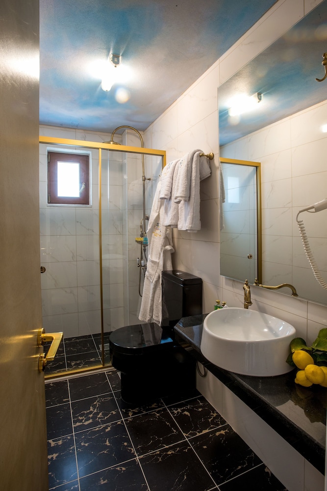 جناح رومانسي بسرير كوين بإطلالة على المسبح بشرفة، Leda Suites 2/4