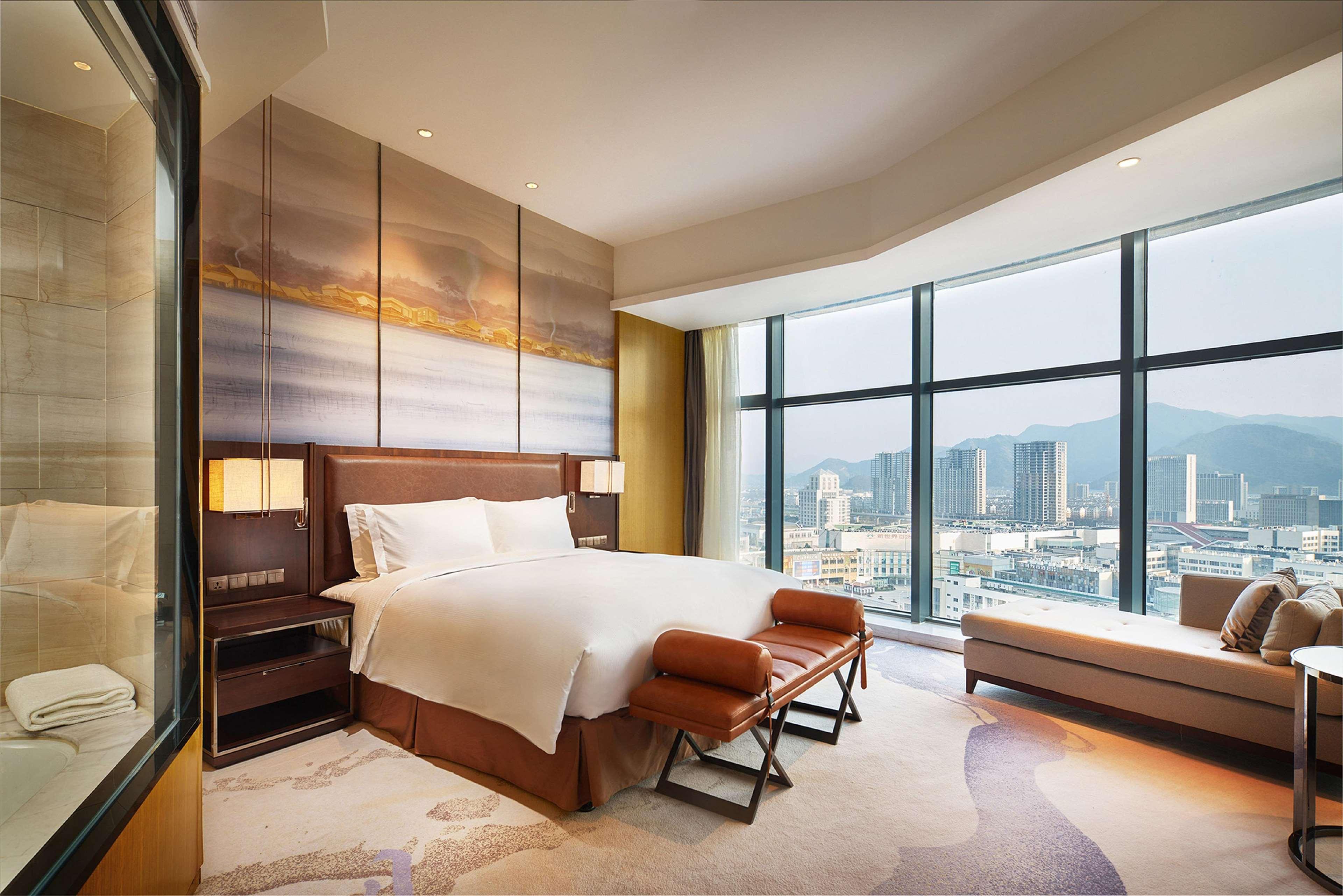 1 BEDROOM, SUITE, KING BED, PARK VIEW
