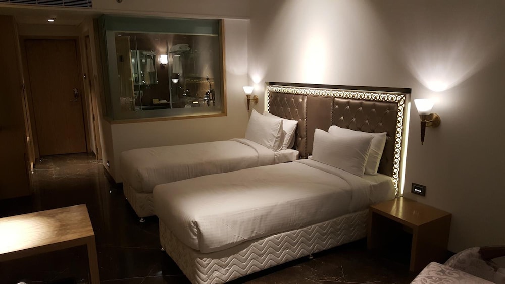 Peninsula Redpine Mumbai 11/58