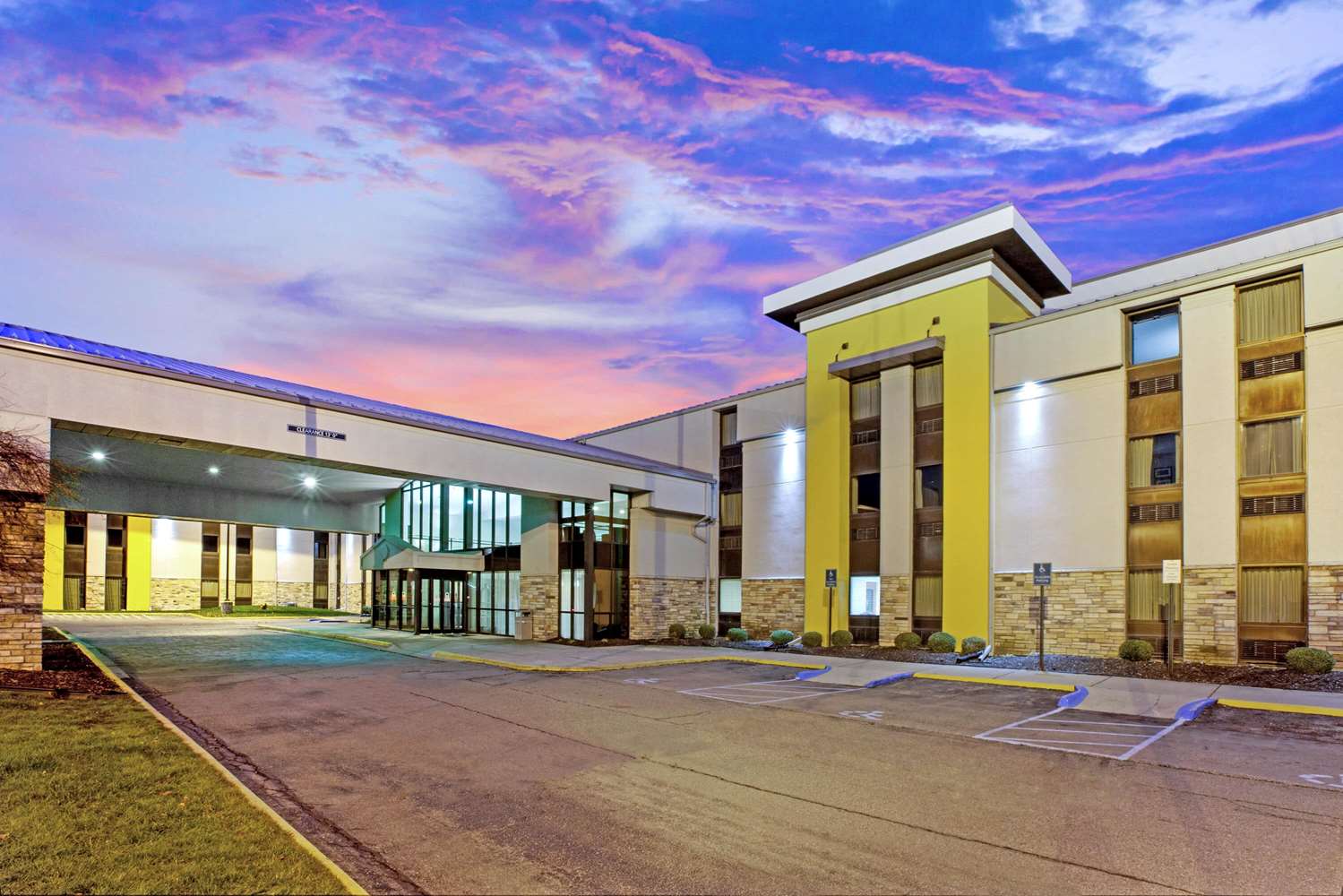 La Quinta Inn & Suites by Wyndham Detroit Metro Airport 53/55
