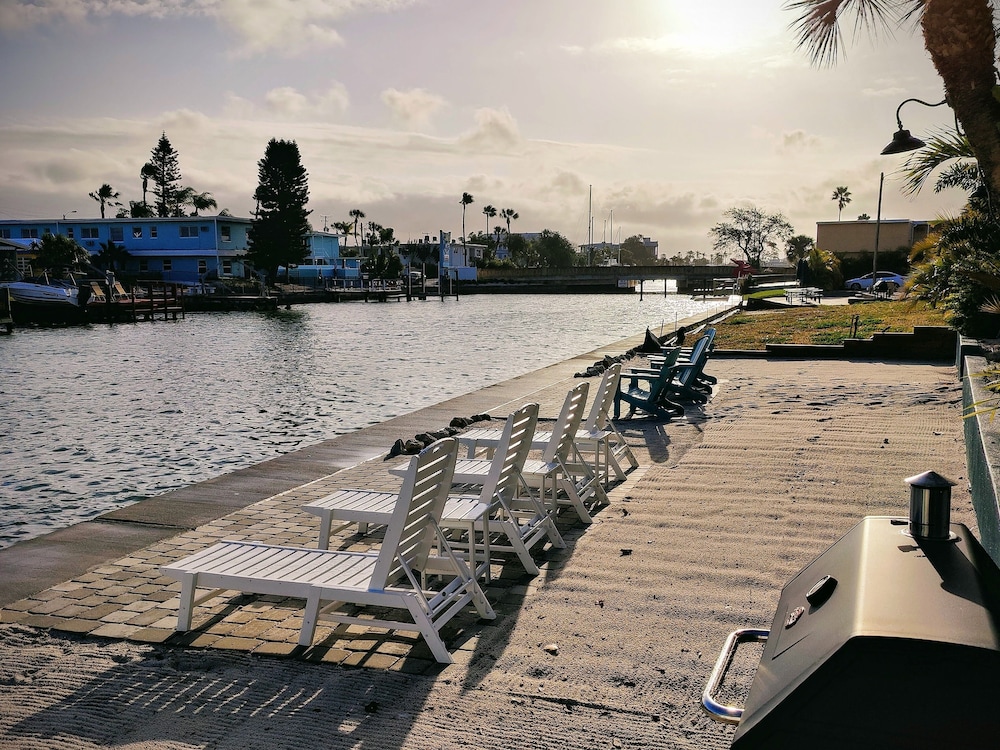 Tahitian Beach Motel 33/67