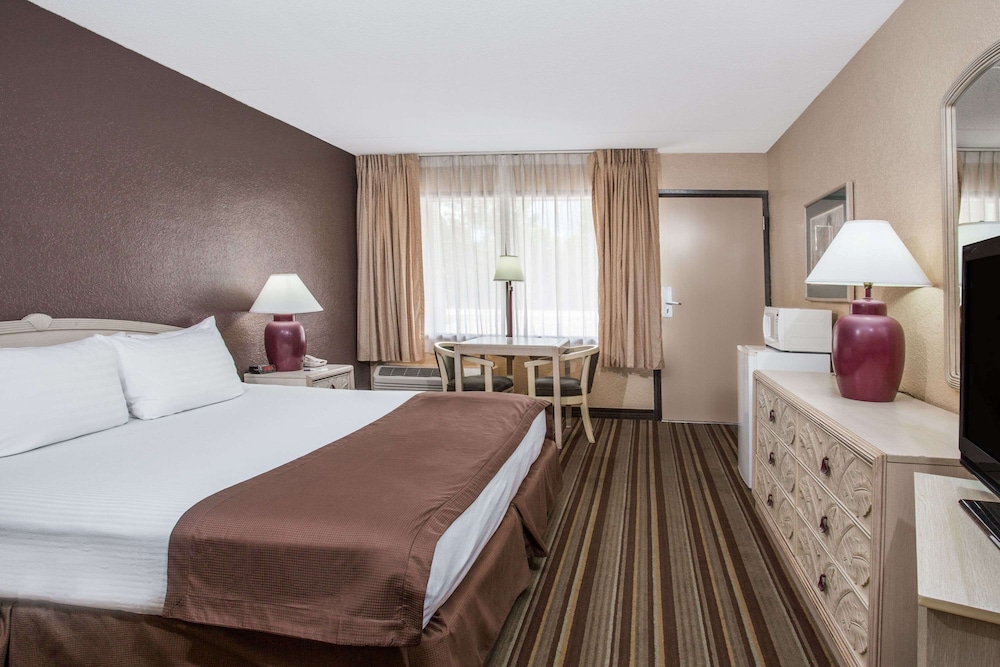 Travelodge By Wyndham Deltona 21/48