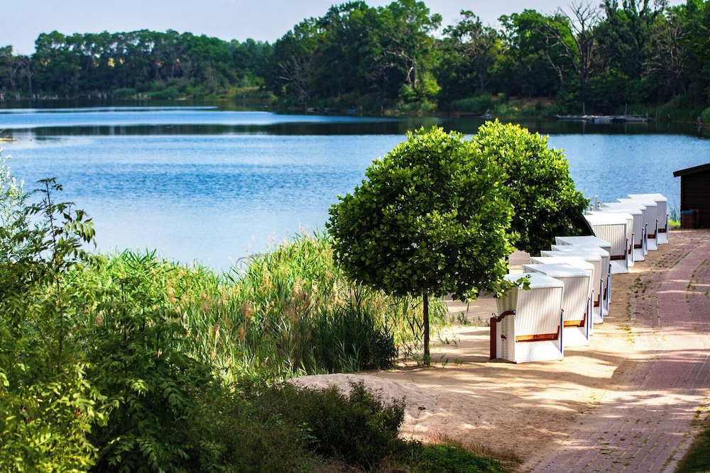 Bernstein Acamed Resort 33/39