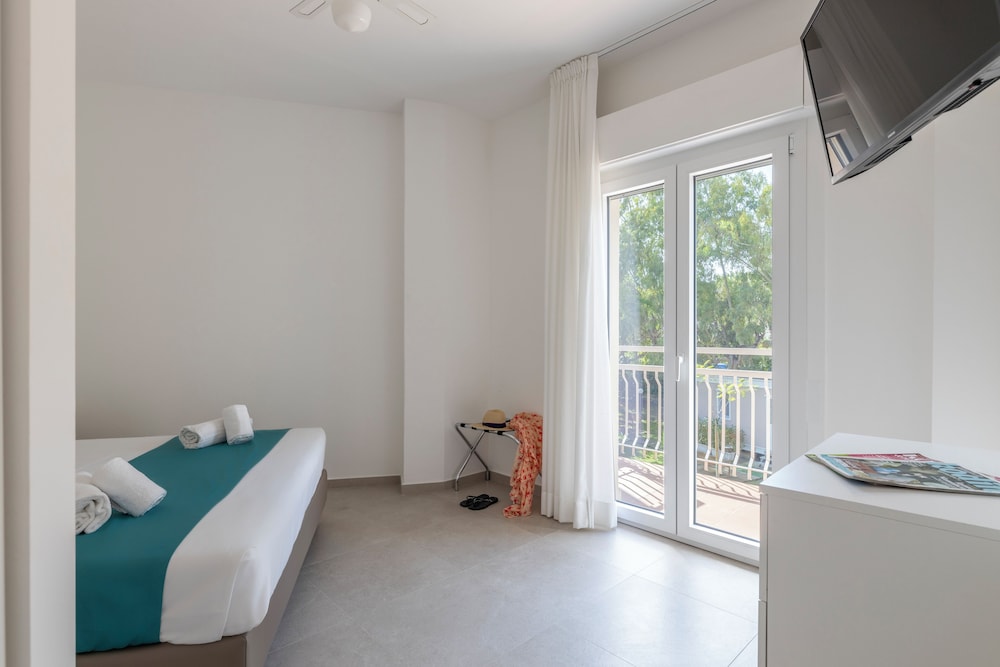 شقة كومفورت بسرير كوين وسرير فردي بإطلالة على الحديقة بشرفة بغرفة نوم واحدة مع أريكة، Residence Villa Giardini 4/7