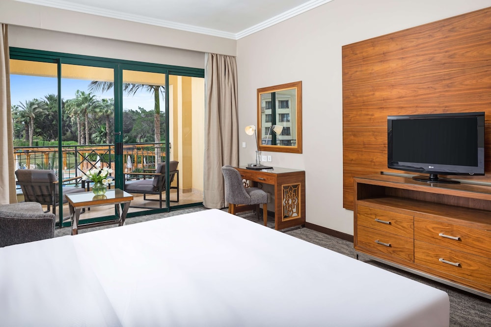 Superior, King Bed, Pool Floor