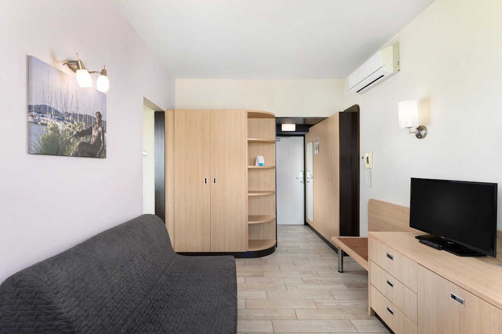 Marina Hotel 37/65