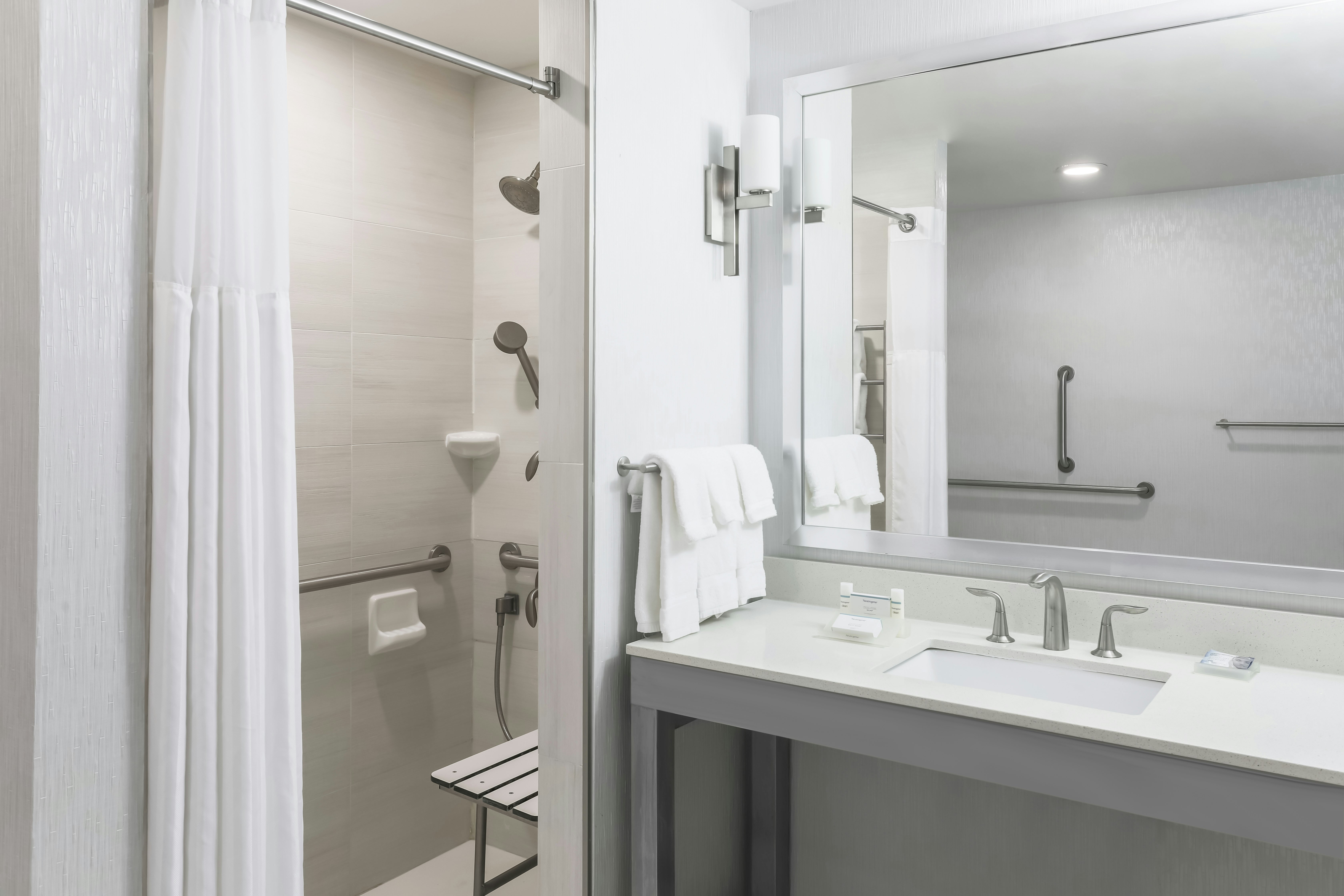 Suite, 2 Queen Beds, Accessible