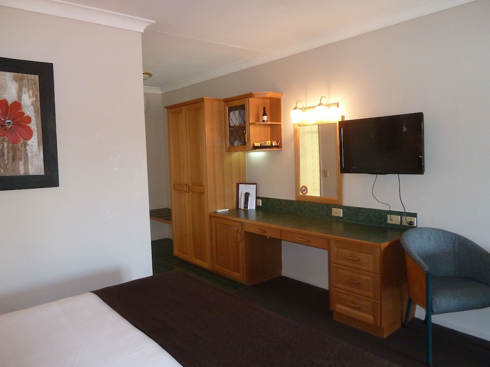 Puffers Inn Logan Motel 13/65