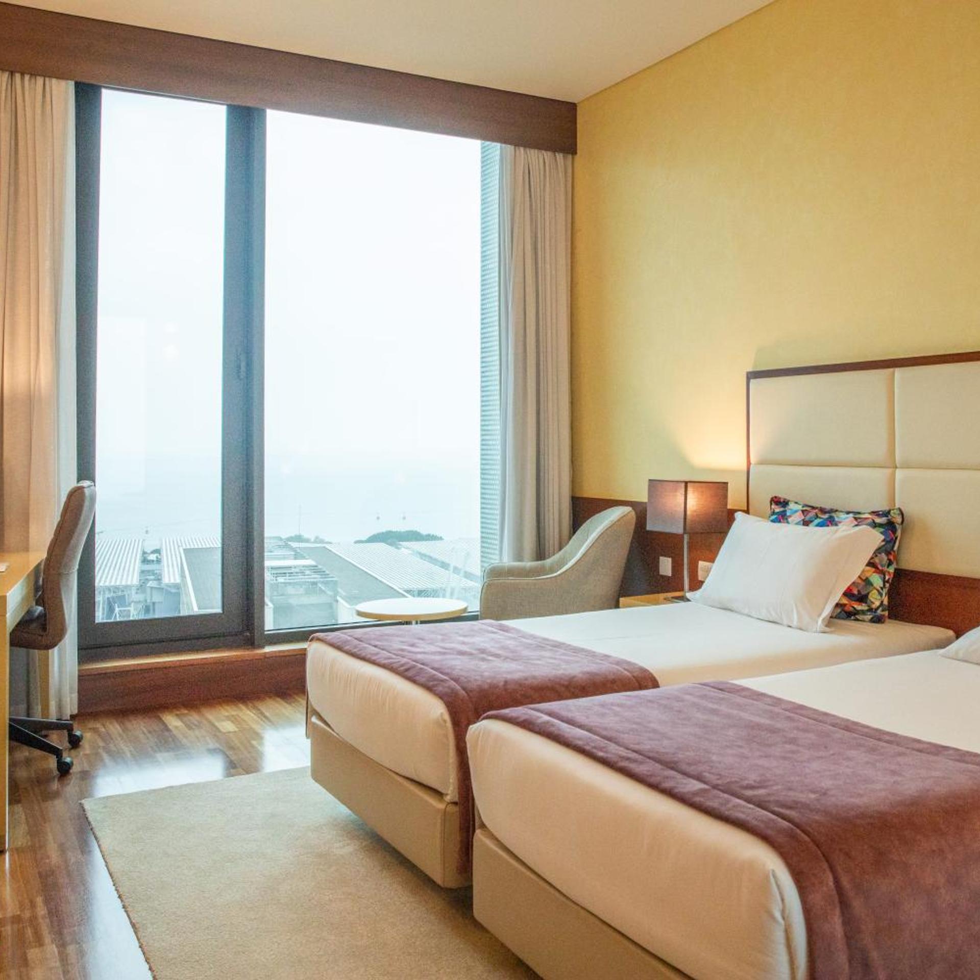 ROOM, DOUBLE OR TWIN BED
