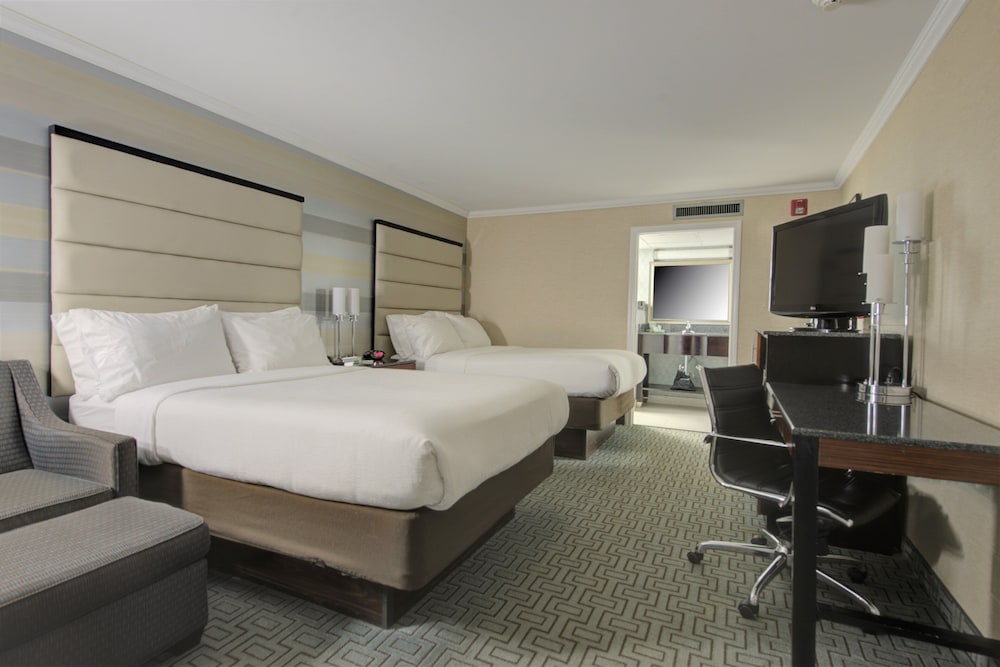 Holiday Inn Plainview-Long Island 15/79