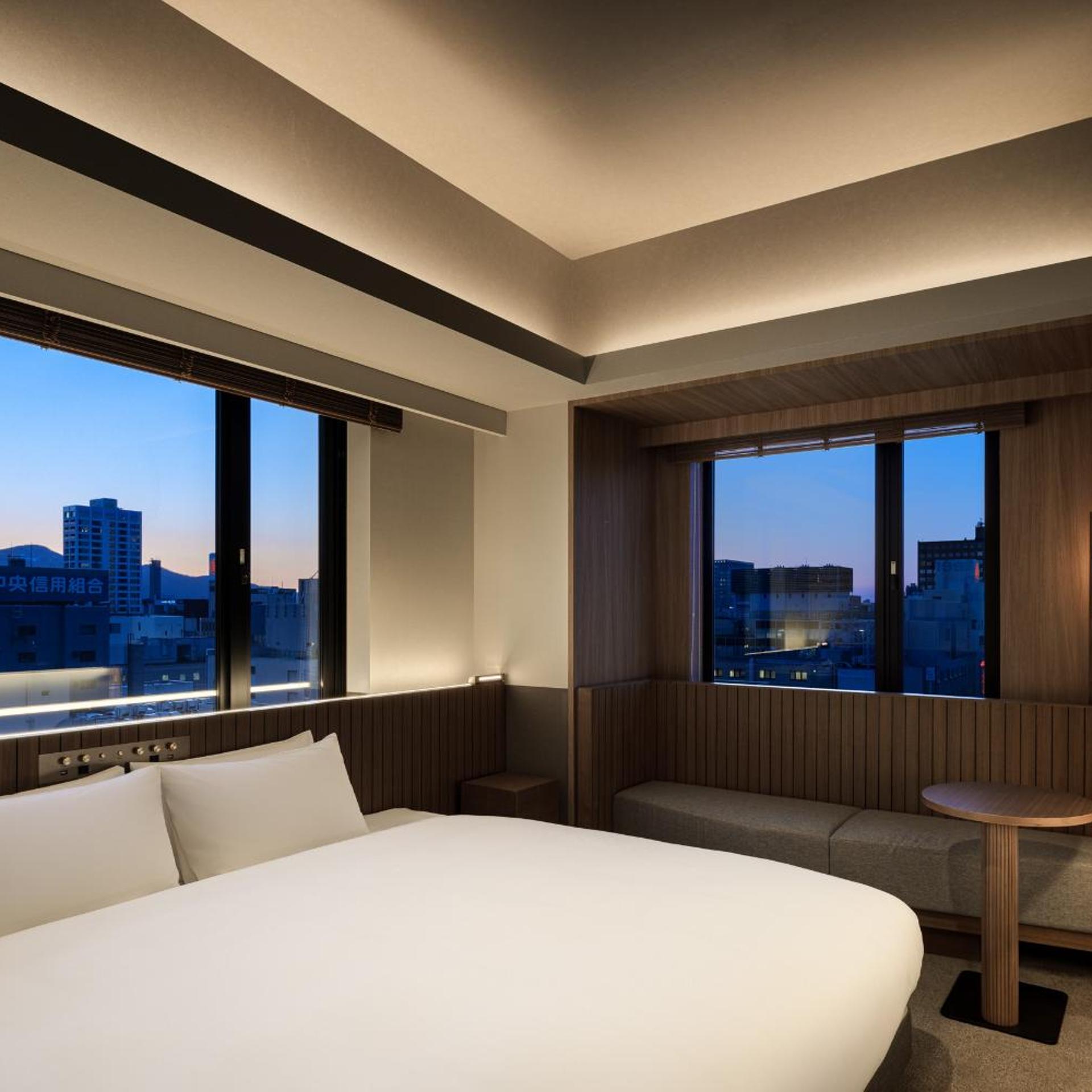 ROOM, KING BED, CORNER