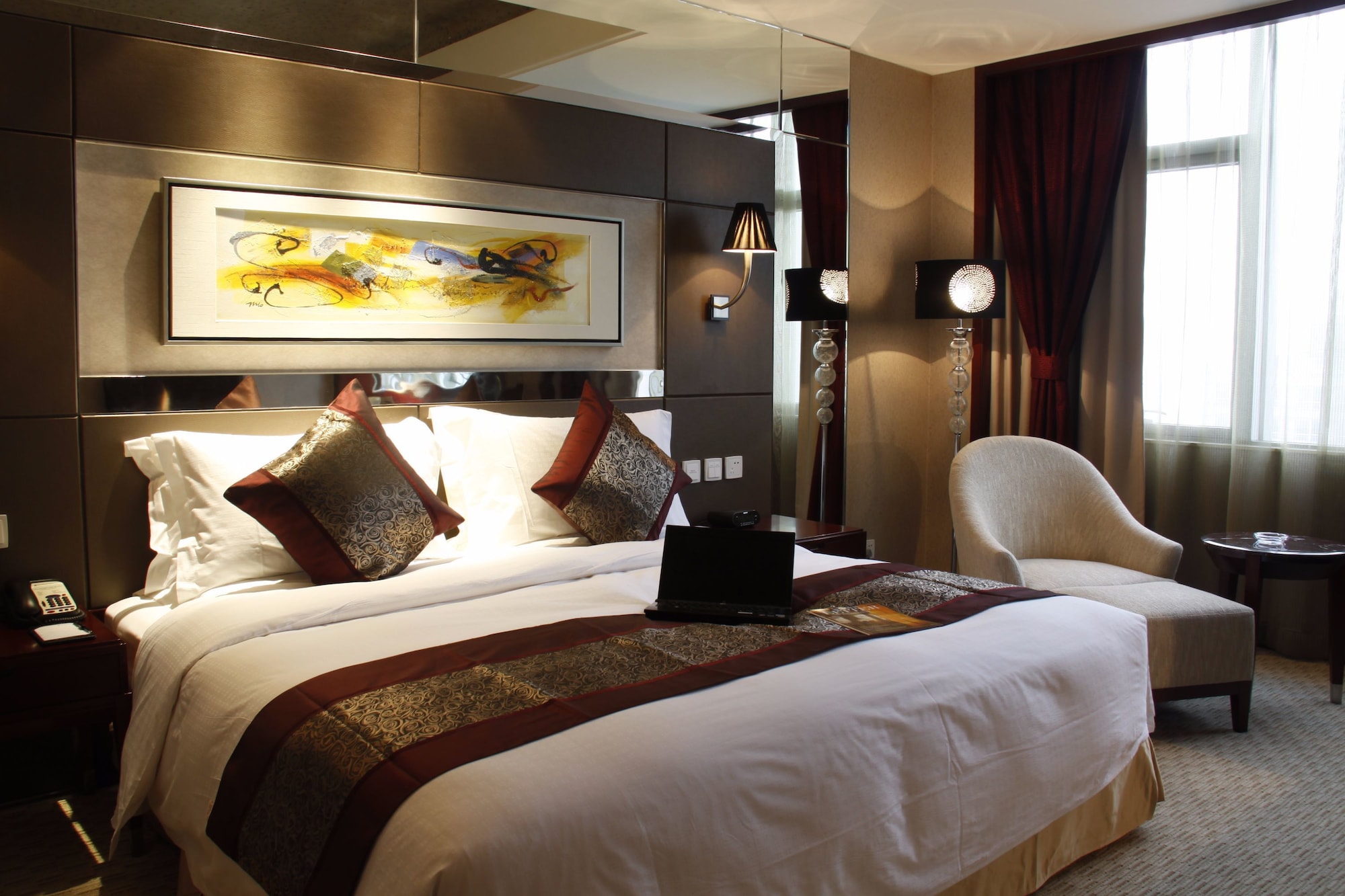 DELUXE, SUITE