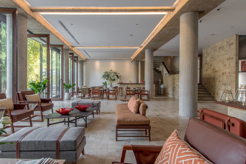 Penh House Hotel 8/74