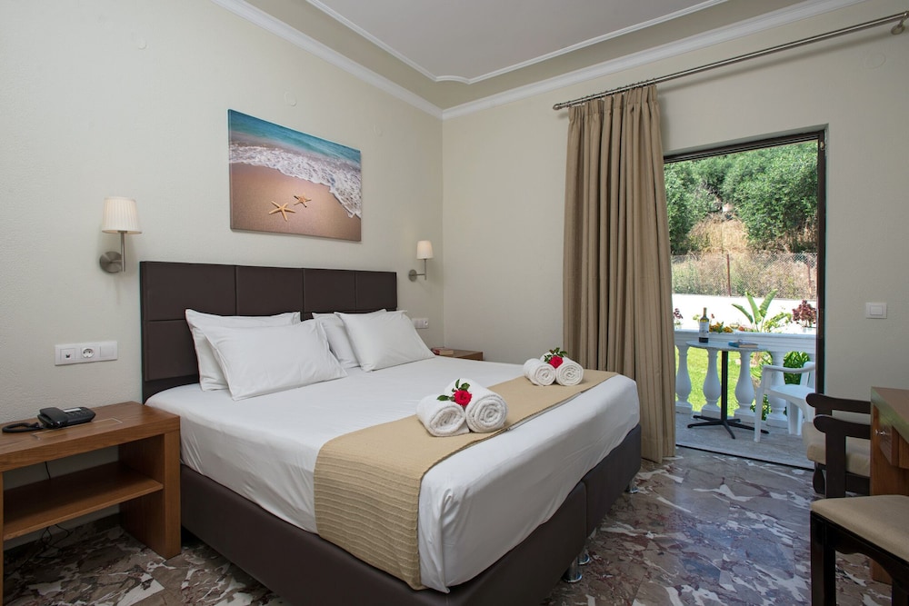 STANDARD, DOUBLE OR TWIN BED, GARDEN OR MOUNTAIN VIEW