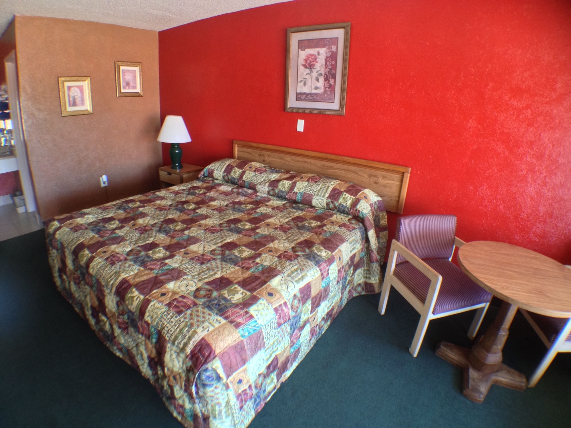 DELUXE, KING BED, SMOKING