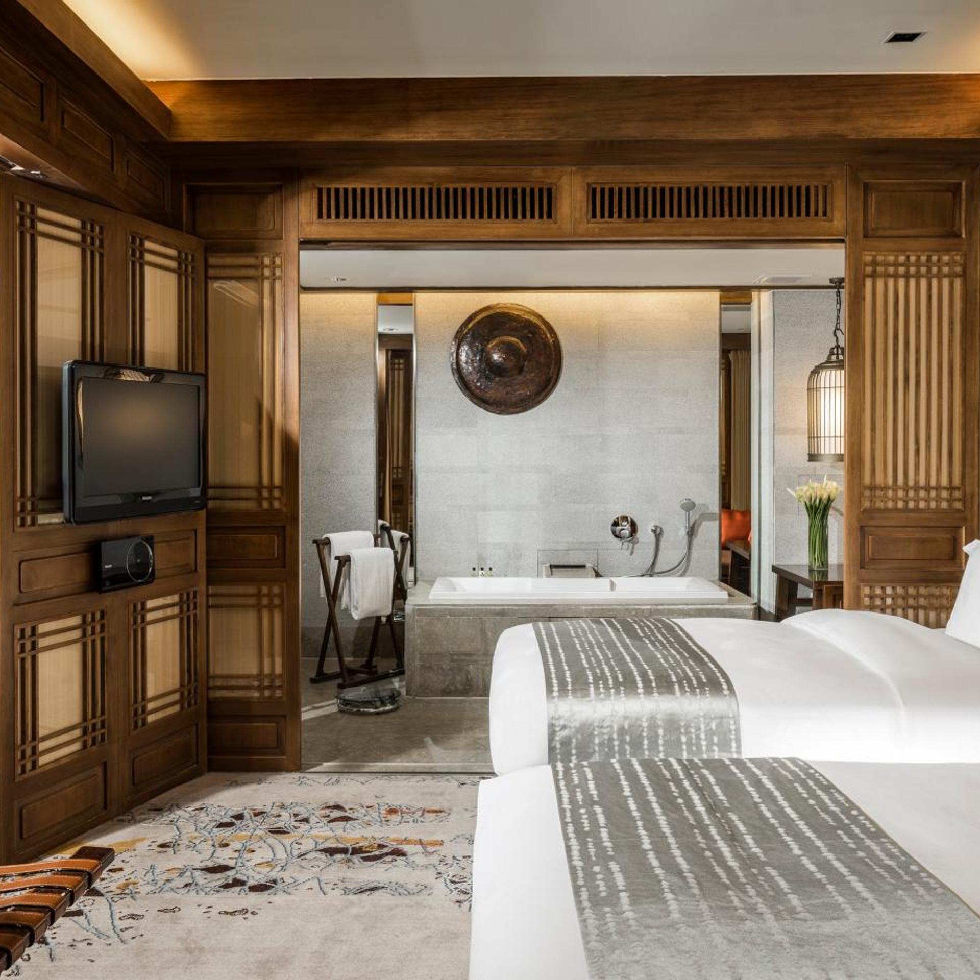 جناح جونيور بسرير فردي مع دخول صالة النادي، INTERCONTINENTAL LIJIANG ANCIENT TOWN RESORT 6/8