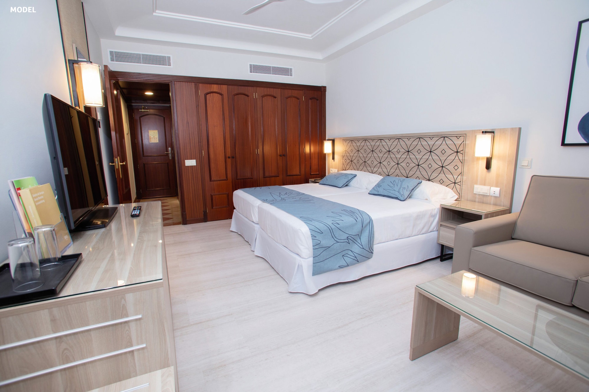 غرفة بسرير مزدوج بشرفة بإطلالة جزئية على البحر، Hotel Riu Madeira 2/8