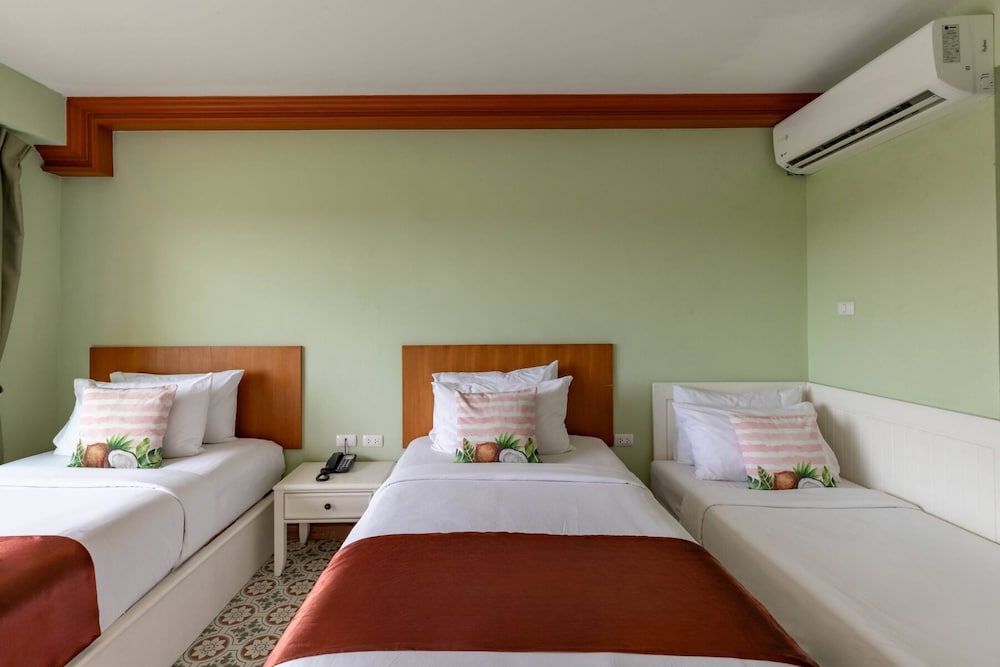 Room, Triple, 3 Beds, Street View، ROYAL PINEAPPLE HOTEL a welcome to wealth and good fortune 5/7