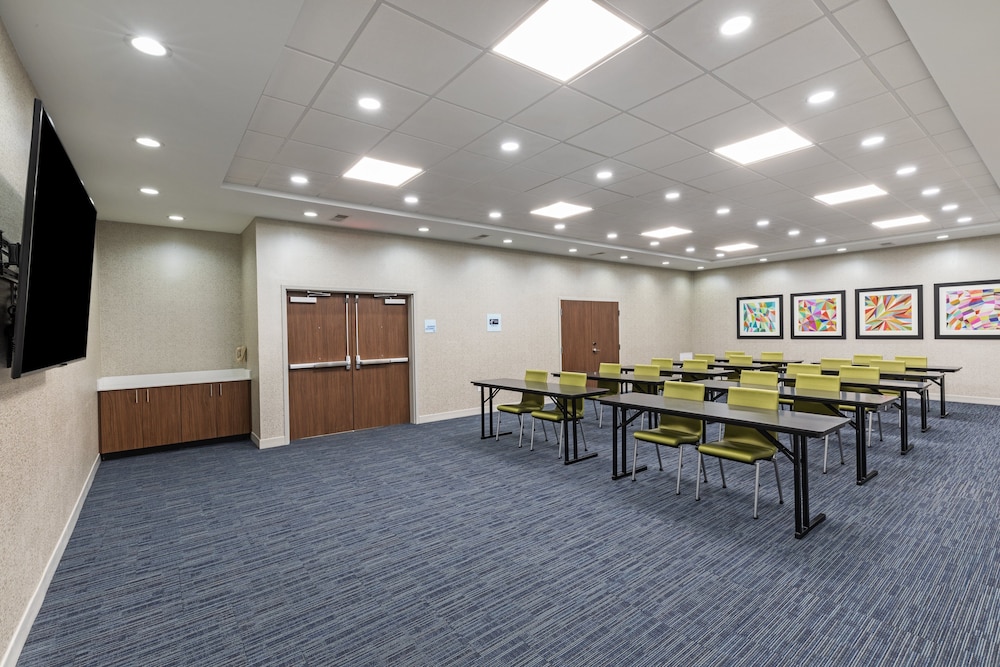 Holiday Inn Express & Suites Purcell 43/48