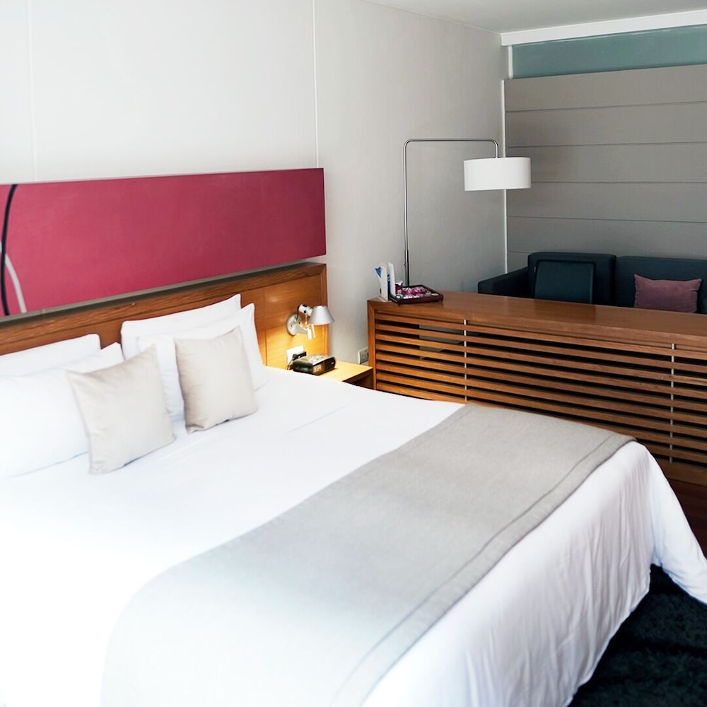 STANDARD, QUEEN BED