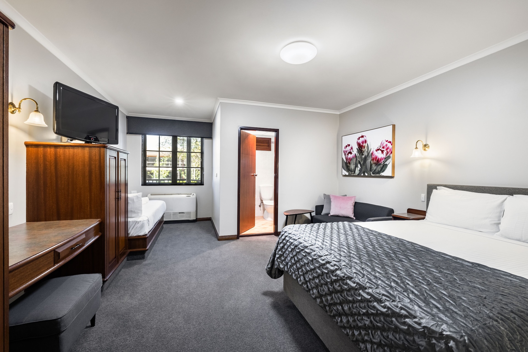STANDARD, QUEEN BED