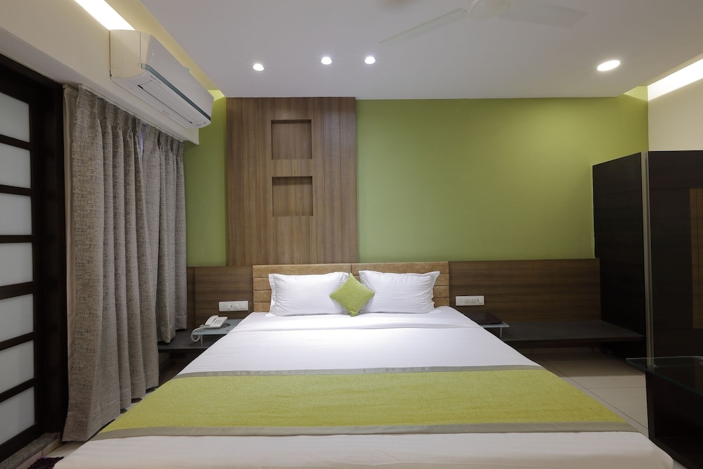 DELUXE, QUEEN BED