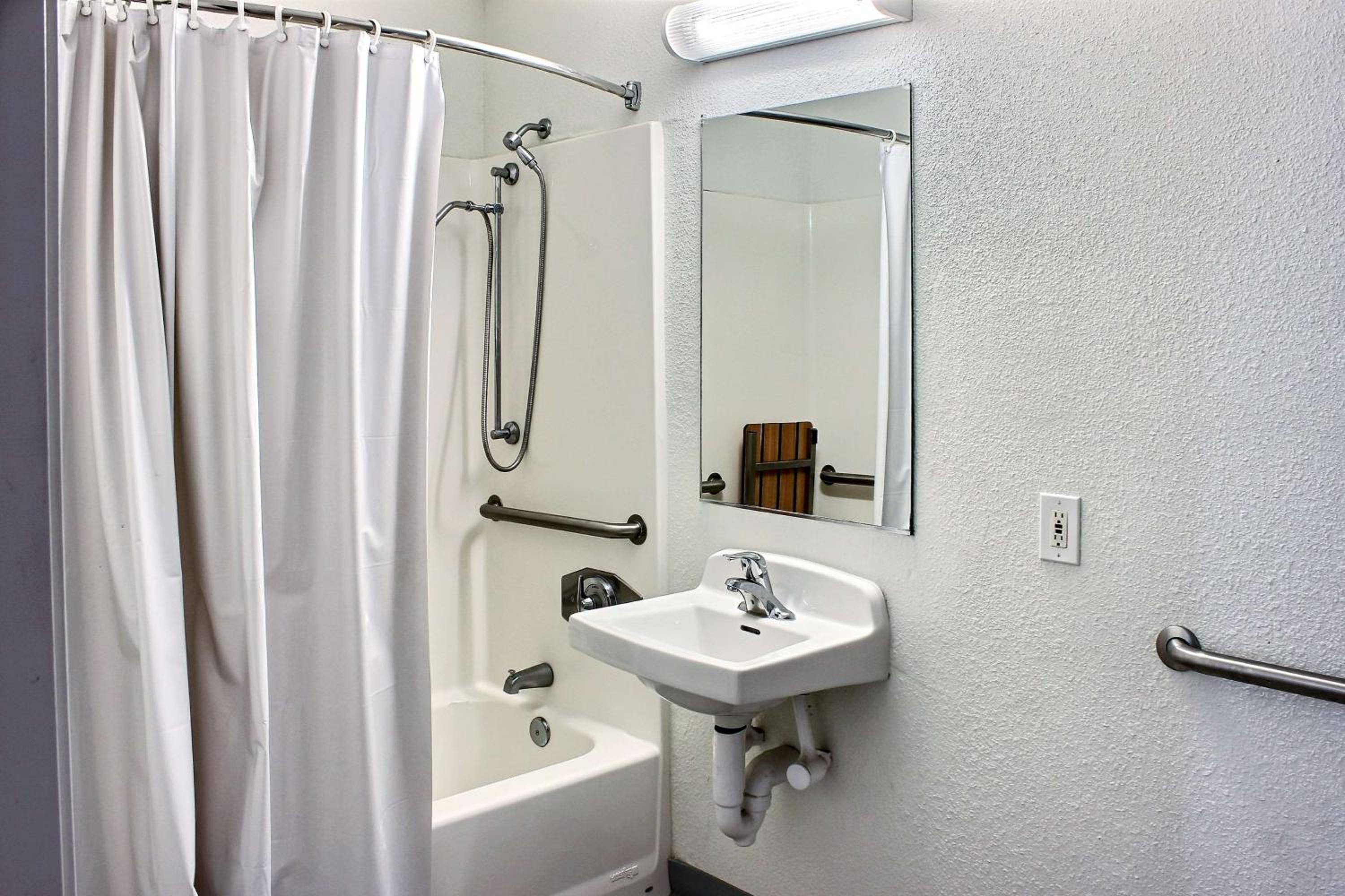 غرفة بسرير كوين للمدخنين، Motel6 King City, CA 10/10
