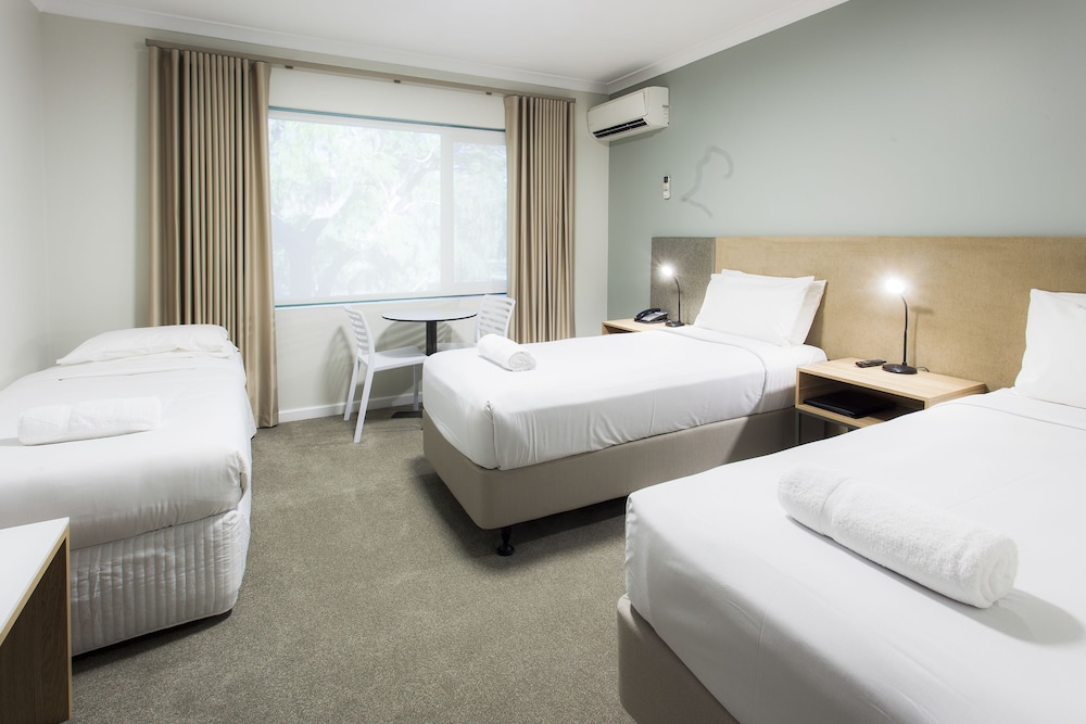 Kings Park Motel 21/65