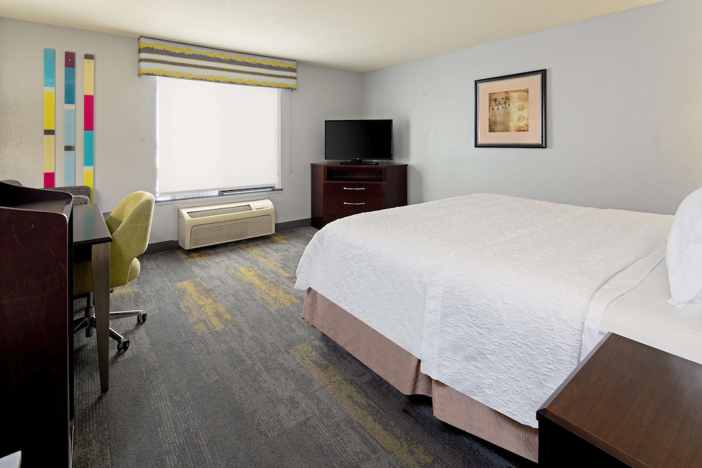 Hampton Inn and Suites-Bakersfield/Hwy 58, CA 21/51