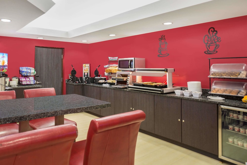 Ramada By Wyndham Miami Springs/Miami International Airport 35/48