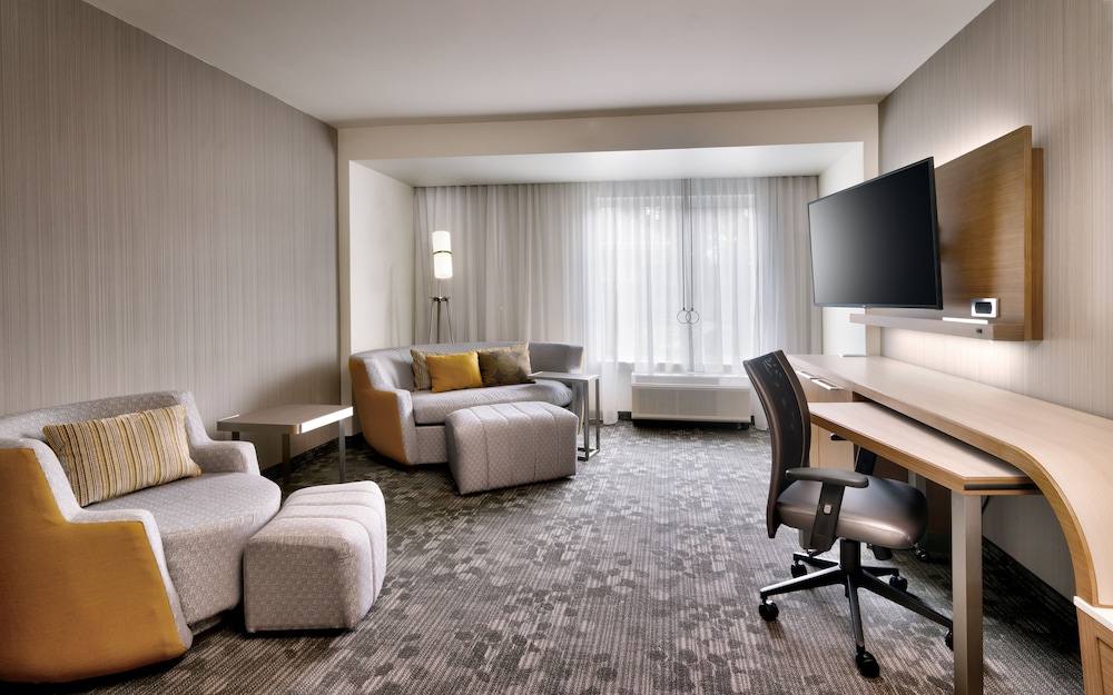 جناح بسرير كينج مع أريكة لذوي الإعاقة، Courtyard by Marriott Atlanta Duluth Downtown 2/4