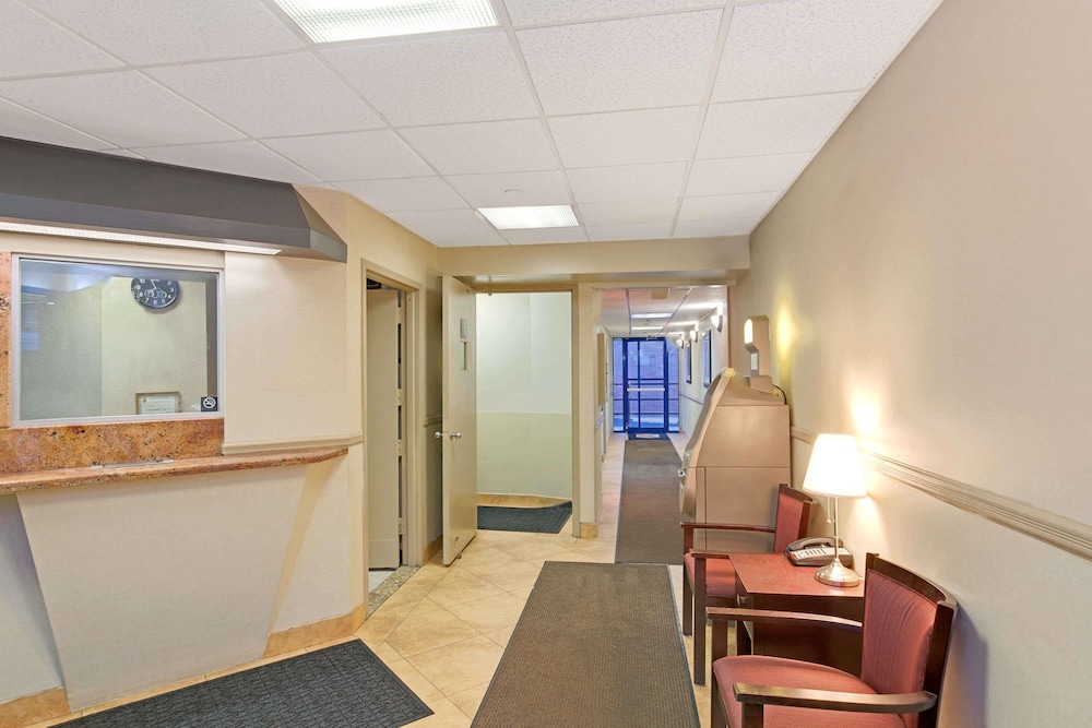 Super 8 by Wyndham Long Island City LGA Hotel 20/26