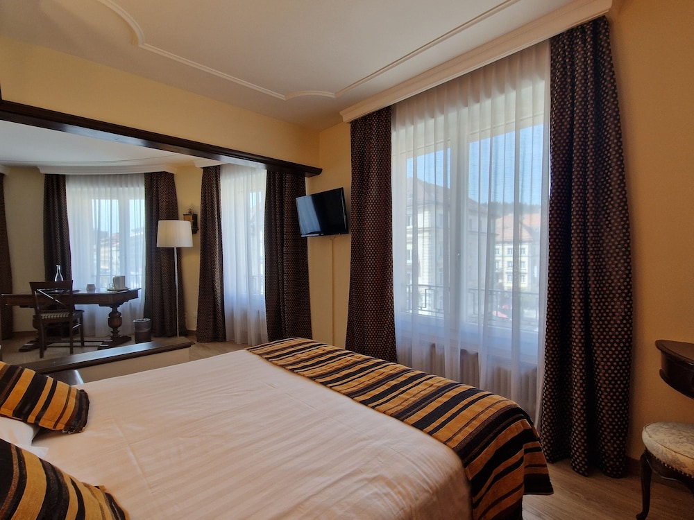 JUNIOR SUITE, QUEEN BED