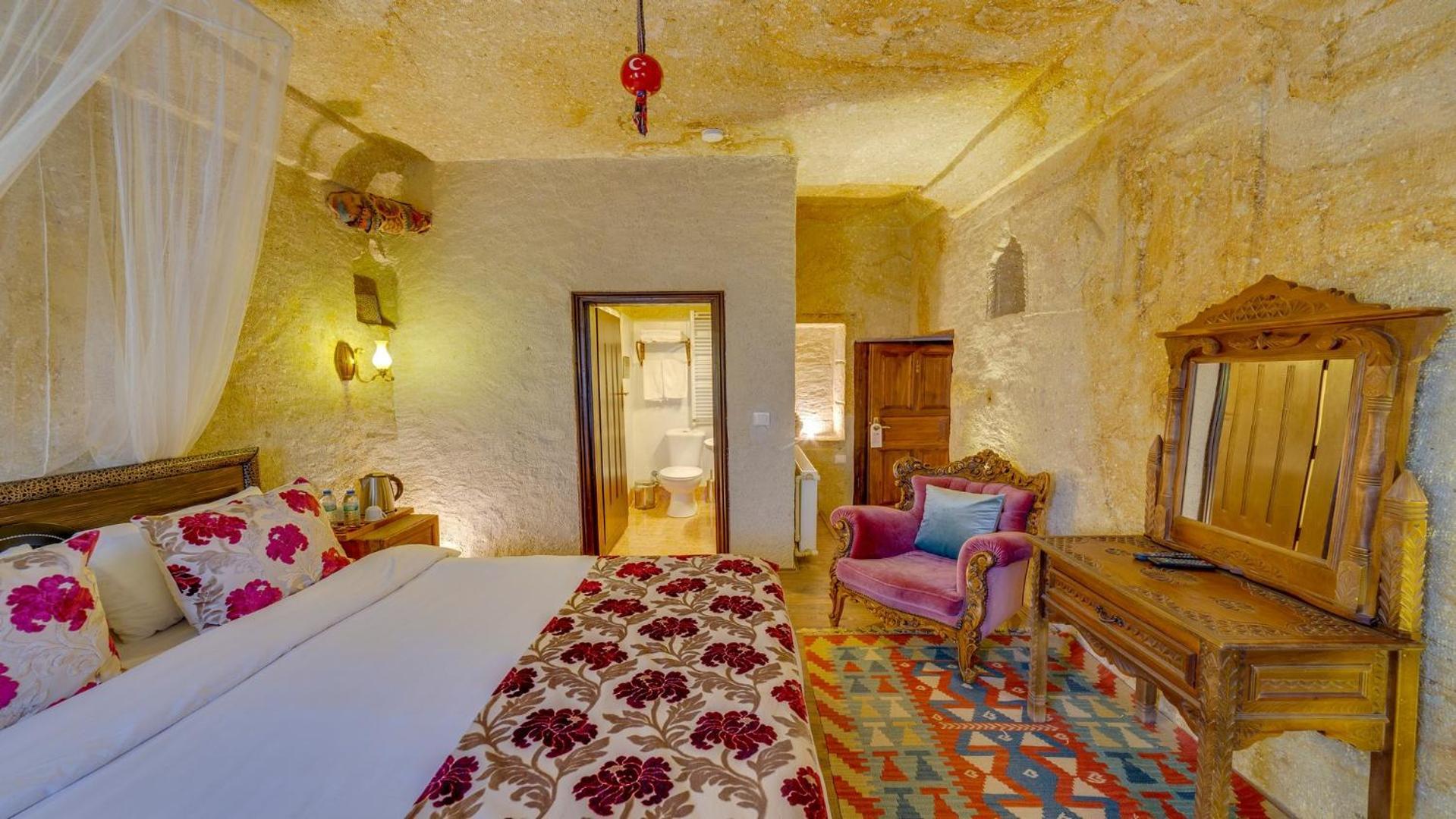 Cave, Deluxe, Queen Bed, Hot Tub