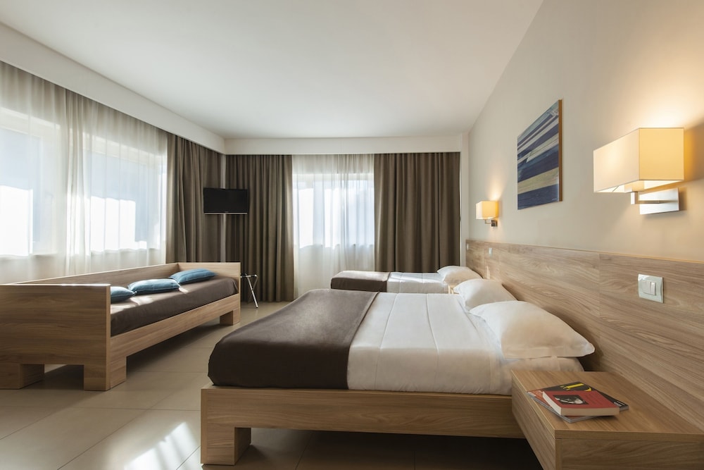Suite, Queen and Twin Beds, Kitchenette