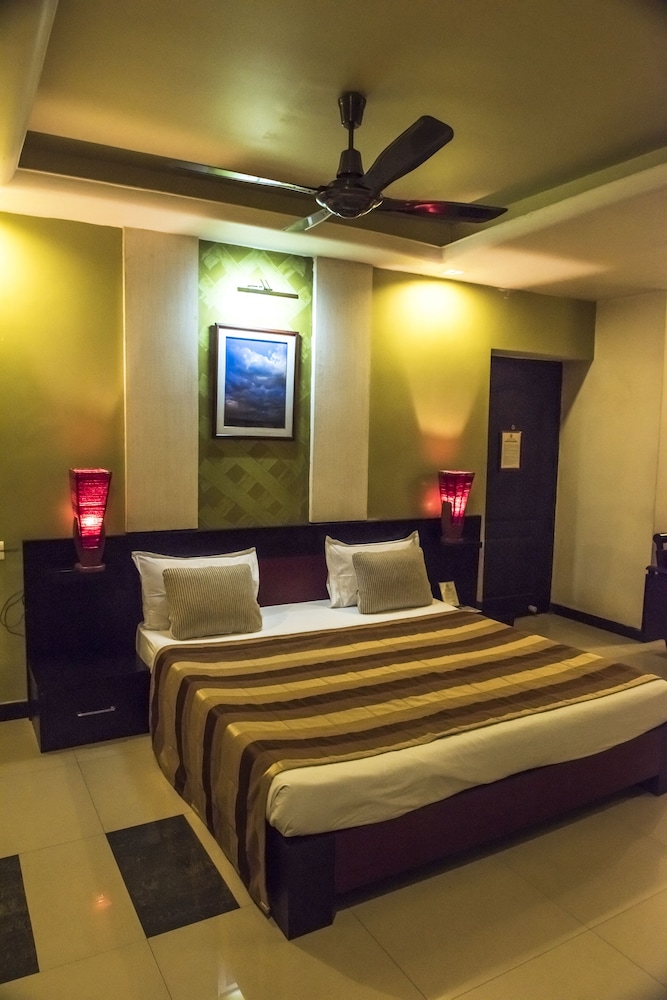Hotel Pushpak 6/74