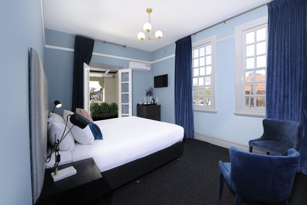 The Stirling Arms Hotel 12/34