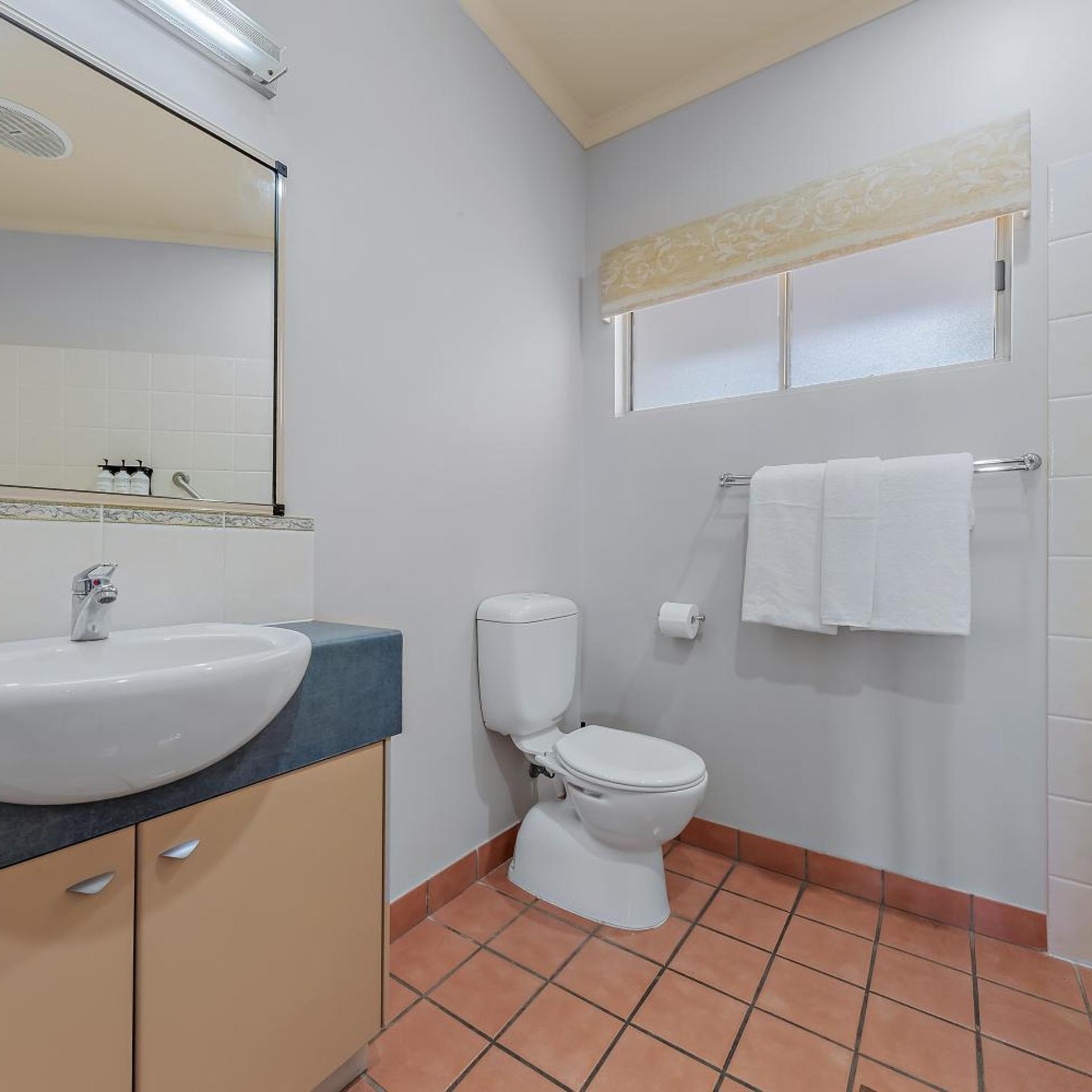 Spa, Studio, Suite, Marina View, Top Floor, at Boathaven Bay Holiday Apartments 5/8