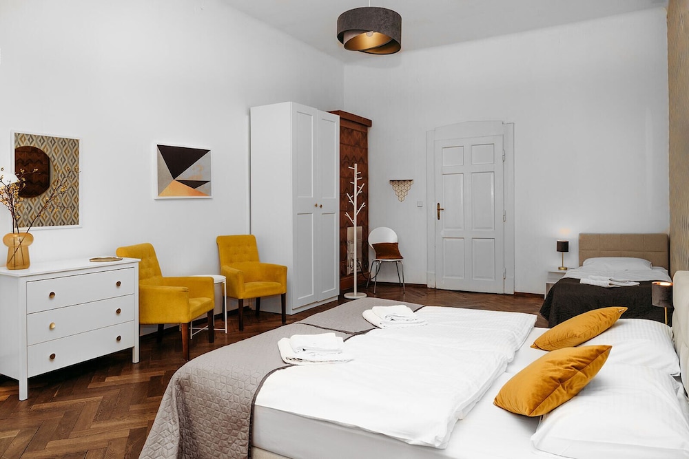 2 Bedrooms, Apartment, 5 Beds, Sacre Coeur View, Sofa