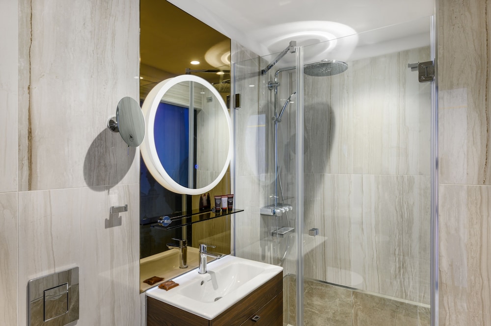 Hotel Emerald & Suites 54/56