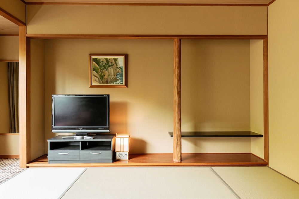 Japanese, 5 Futon Beds, No Bathroom